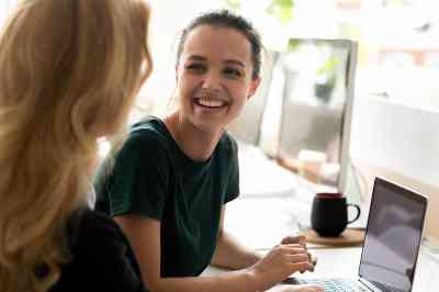 Unterhaltung von 2 Junge Frauen -  © fizkes - stock.adobe.com