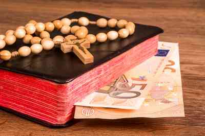 Bibel und Geldscheine - © GieZetStudio - stock.adobe.com