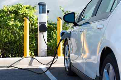 Elektroauto beim Laden - © Michael Flippo - stock.adobe.com