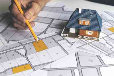 Grundstückspläne mit Modellhaus - © ronstik - stock.adobe.com