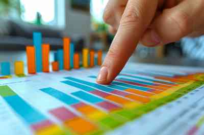 Finger auf Statistik - © Lucky_jl - stock.adobe.com