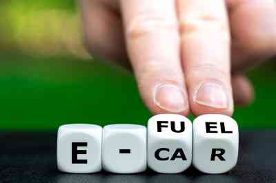 E-Fuel auf Holzwuerfel - © Fokussiert - stock.adobe.com