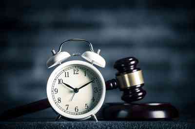 Uhr und Richterhammer - © beeboys - stock.adobe.com
