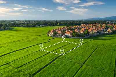 Feld mit aufgezeichneten Grundstück - © DifferR - stock.adobe.com