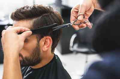 Ein Mann bekommt einen Haarschnitt - © Yakobchuk Olena - stock.adobe.com