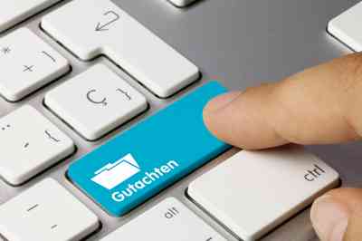 Tastatur mit Taste Gutachten - © momius - stock.adobe.com