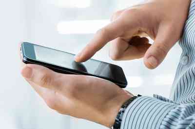 Person tippt auf Mobiltelefon - © zadorozhna - stock.adobe.com