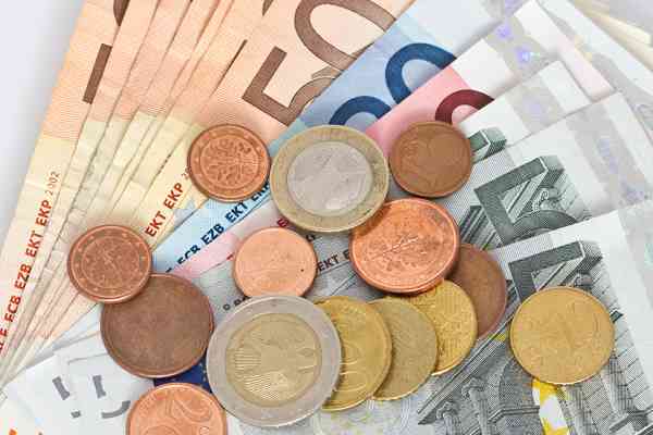 Euromünzten und -scheine - © DerL - stock.adobe.com