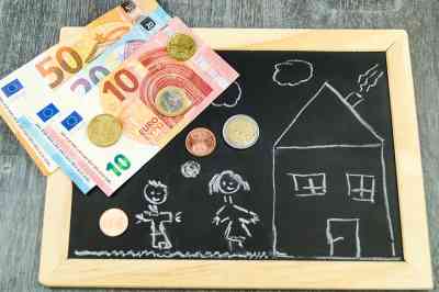 Kinderzeichnung und Geld - © Steidi - stock.adobe.com