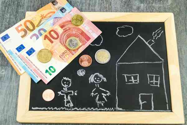 Kinderzeichnung und Geld - © Steidi - stock.adobe.com