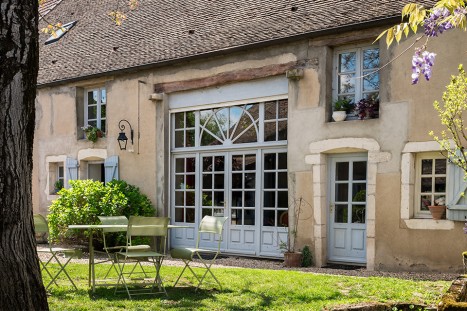 Haus und Garten mit Sitzgruppe
